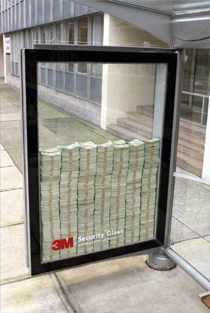 De l'argent enfermé dans un coffre de verre blindé en pleine rue.