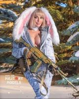 Le lapin bleu de la semaine de Pâques... mais avec un fusil.