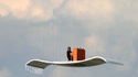 Il joue du piano en l'air