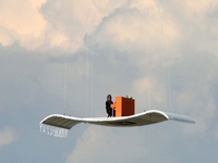 Il joue du piano en l'air