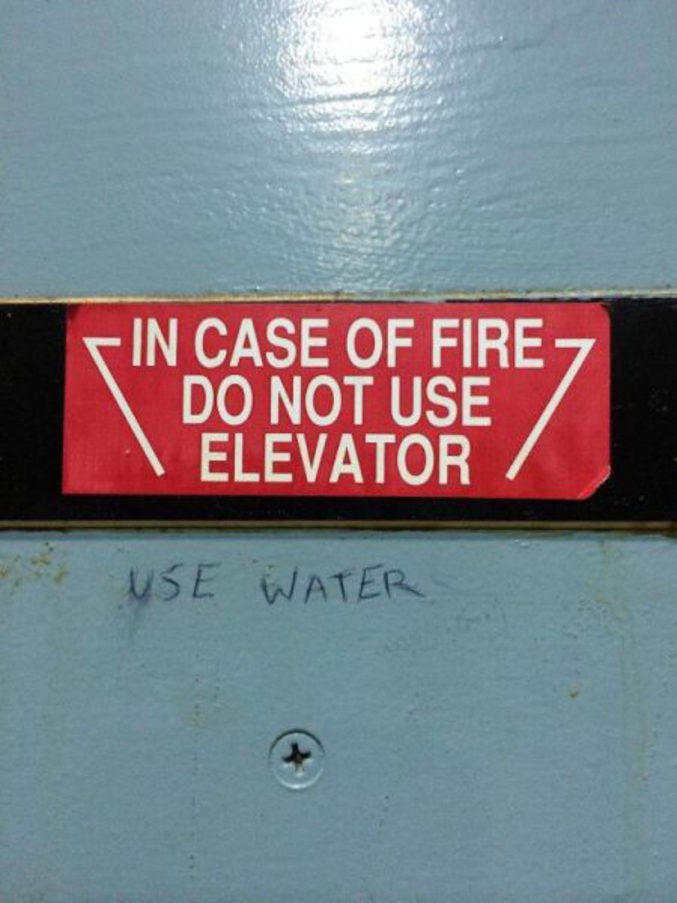 N'utilisez pas l'ascenseur. Mais de l'eau.