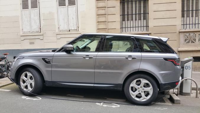 Et c'est un tout beau tout gros tout neuf SUV !
Tout électrique dans la toute belle rue de la toute belle ville de Paris, sur une toute belle place prévu à cet effet ... vive l'espace public, vive la République !

Et bientôt dans vos campagnes [4x4 inside + si t'as pas 2 / 3 "chez toi" en ville et à la camptagne t'as raté ta vie] ! :]