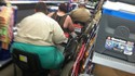 Embouteillage dans un rayon de supermarché