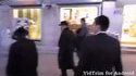 Une liasse de billets dans la rue