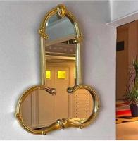 "Miroir, miroir phallique, qui est plus belle que moi ?"