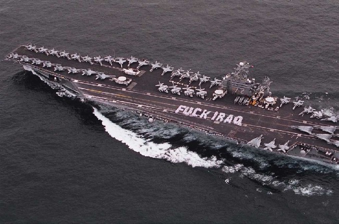Des marins américains sur leur navire envoient un message à l'Irak.