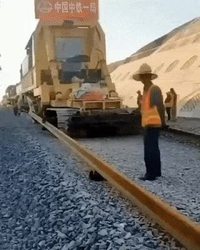 Et tu m'étonnes qu'ils construisent un hôpital en 11 jours !