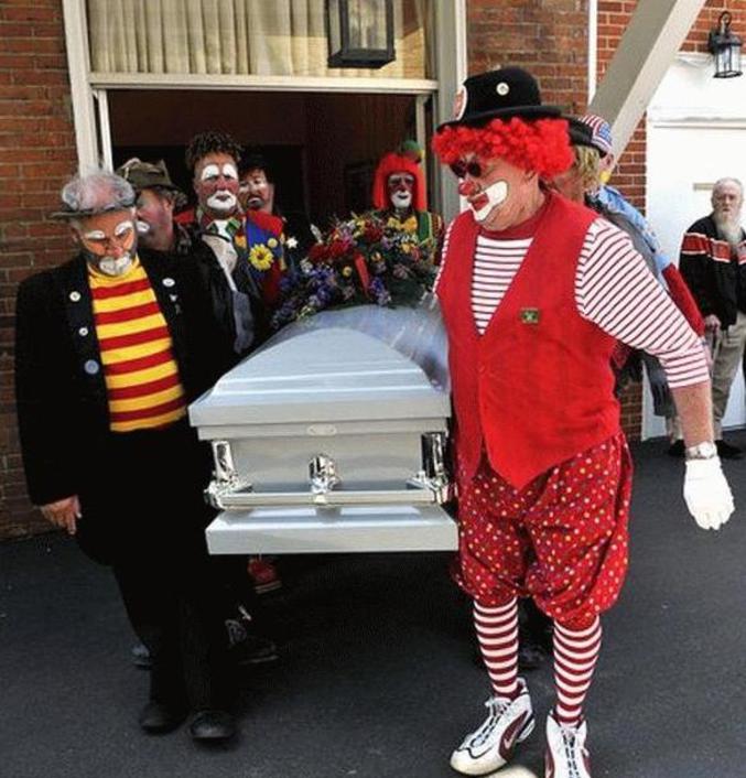 Un enterrement de clown.