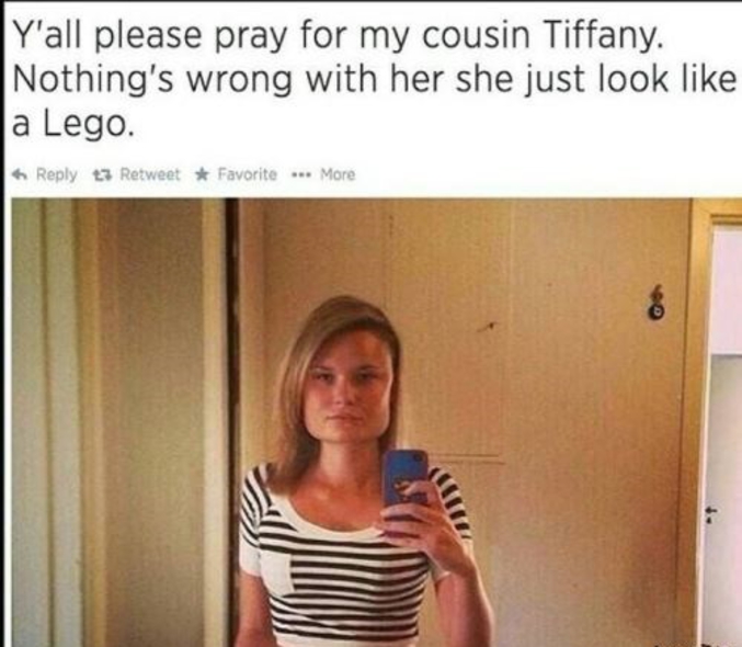 Elle a une tête de Lego.