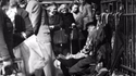 1952: Il existait encore des réparateurs de parapluie dans les rues de Paris