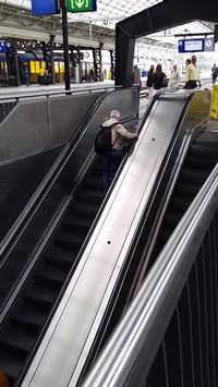 Ne courez pas dans les escalators