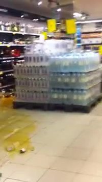 Un homme détruit un rayon alcool d'un supermarché