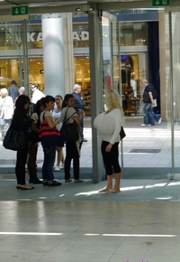 Kan Beshine pénètre dans une galerie marchande en Allemagne