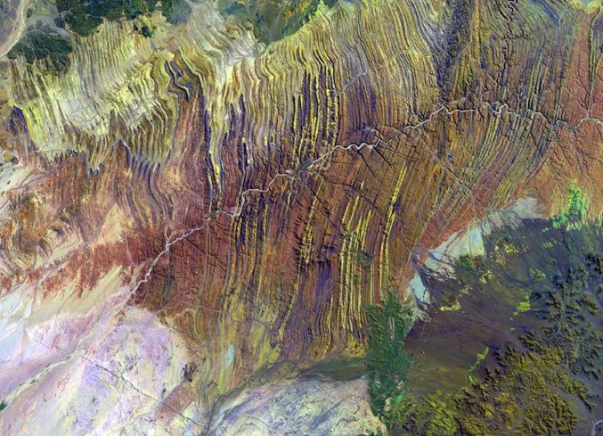Cette image Landsat 7 montre le fond de la rivière Ugab en Namibie qui est le plus souvent asséchée. Cette rivière a mis à l'affleurement des roches sédimentaires appelées turbidites, déposées au Néoprotérozoique (Cryogénien, -850 à -635 Ma) lors d'un ou plusieurs larges glissements de terrains sous-marins. Elles ont ensuite enregistré la formation d'une chaîne de montagnes (Ugab Schist Belt) dont les plis sont hérités. En bas à droite est un batholite granitique crétacé mis en place à la base de la Ugab Schist Belt.