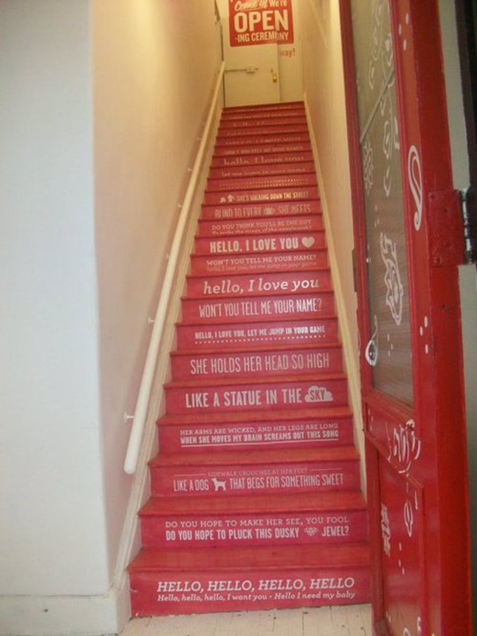 La chanson des Doors peinte sur un escalier.