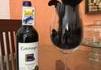 Le vin rouge "Chat noir" est à siroter avec modération