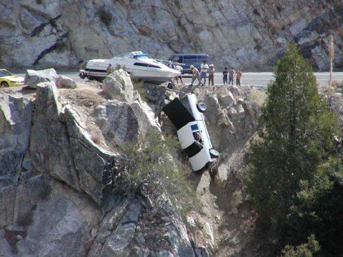 Le bateau en remorque semble avoir empêché la voiture de plonger dans le ravin