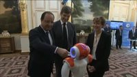 Quand Hollande rencontre un robot à l'élysée