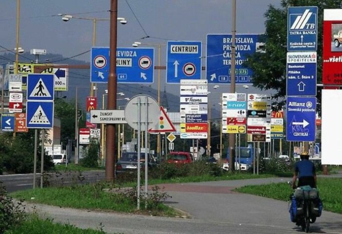 Un centre commercial en Slovaquie dont l'accès devient difficile à cause des multiples informations indiquées par les panneaux.