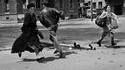 1992, Sarajevo, dans "Snipper Alley" des habitants courent se mettre à l'abri d'une fusillade