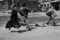 1992, Sarajevo, dans "Snipper Alley" des habitants courent se mettre à l'abri d'une fusillade