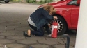 La blonde qui regonfle un pneu