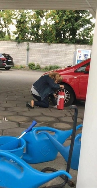 La blonde qui regonfle un pneu