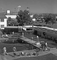 1953, des baigneurs à Las Vegas regardent un essai nucléaire dans le désert du Nevada en 1953