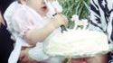 Bébé coupe le gâteau