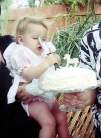 Bébé coupe le gâteau