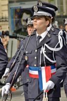 Une femme Commissaire de Police défile en grande tenue