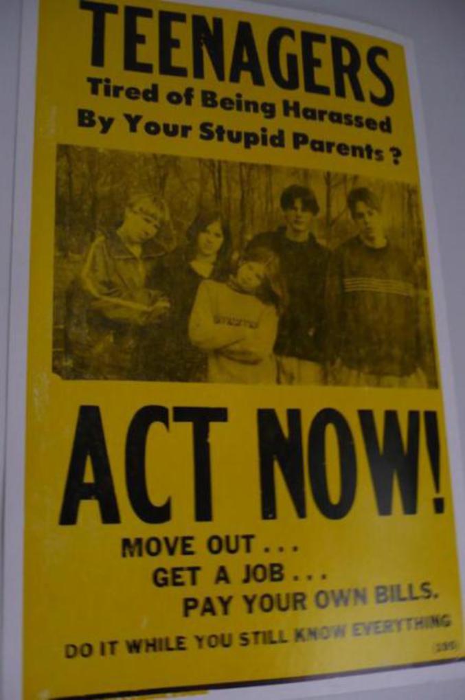 Une affiche à l'attention de tous les adolescents qui en ont assez de leurs parents.