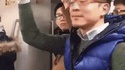 Passager du métro facétieux