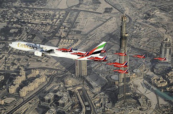 Un avion de la RAF escorté par les Red Arrows sur Dubaï
