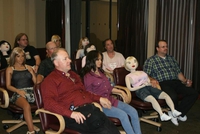 Assistance très chelou où chaque mâle tcharbé de la tête à amené sa poupée gonflable