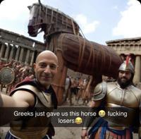 Les grecs viennent de nous offrir ce cheval ! Quels loosers ces grecs.