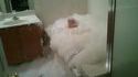 Un enfant joue dans son bain