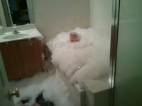 Un enfant joue dans son bain