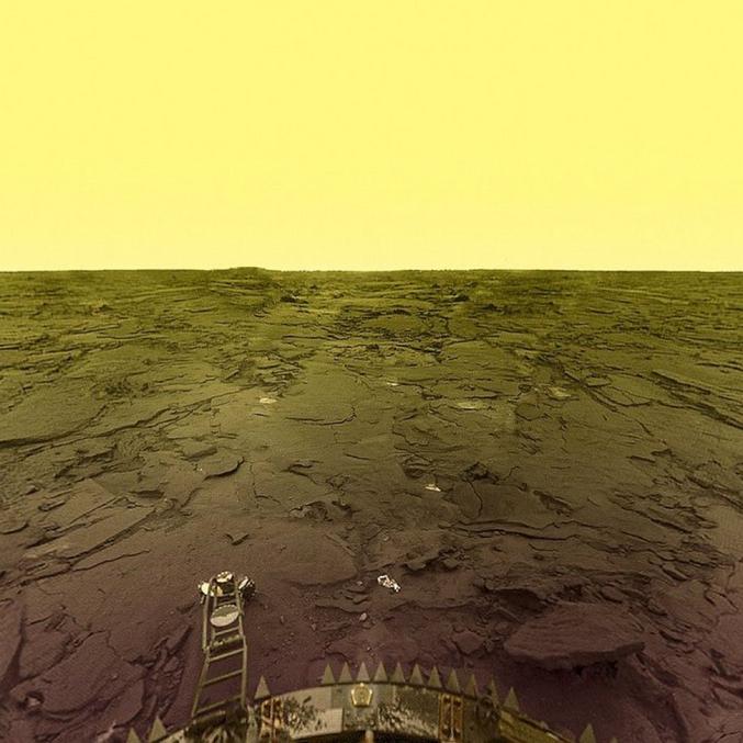 Voici l’ambiance : 

462 degrés en moyenne 
Pluie acide sulfurique 
Gravité semblable à la terre 
Vent 400 km/h 
Un jour sur Vénus dure 244 jours terrestres 




