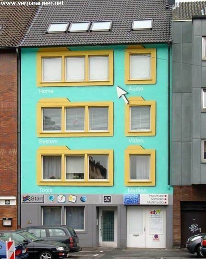 Une façade d'immeuble avec le thème Windows.