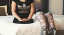 Femme qui rit à moitié dans ton lit