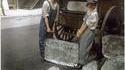 Femmes livrant un pain de glace
