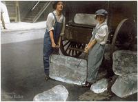 Femmes livrant un pain de glace