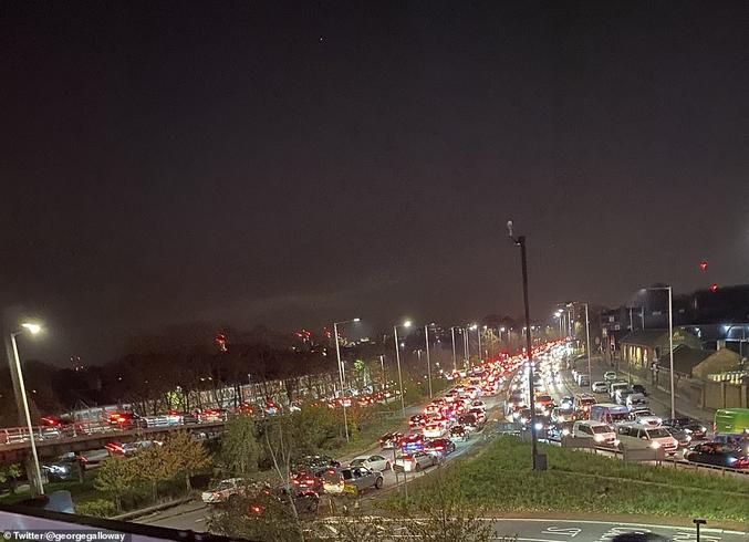 En référence à :
https://lelombrik.net/129003

Départ des londoniens pour la campagne avant le confinement...

Exodus London! Tens of thousands of motorists trying to flee capital last night before lockdown sparked 1,200 MILES of queues across city's roads and hours of delays in 'worst congestion EVER'

source :
https://www.dailymail.co.uk/news/article-8914543/Chock-blockdown-Londons-roads-grind-halt-rush-hour-traffic-34-higher-2019.html