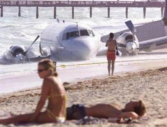 Un avion écrasé sur la plage