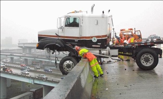 Un camion qui tient en équilibre précaire sur un pont