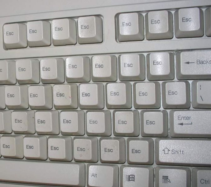 clavier avec des touches "esc" partout