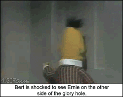 Bert est choqué de voir Ernie de l'autre côté du glory hole.