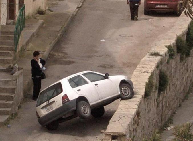 Une femme qui a eu un problème en se garant.