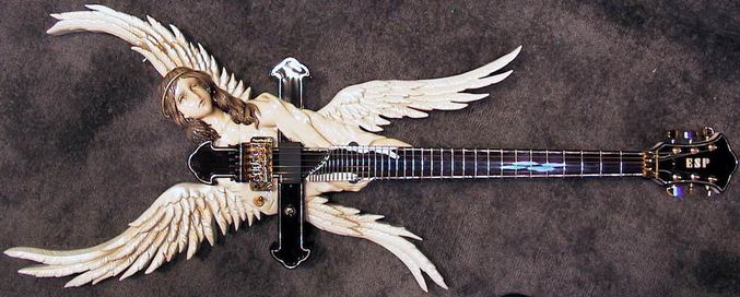 Une guitare fabriquée sur mesure représentant un ange et une croix